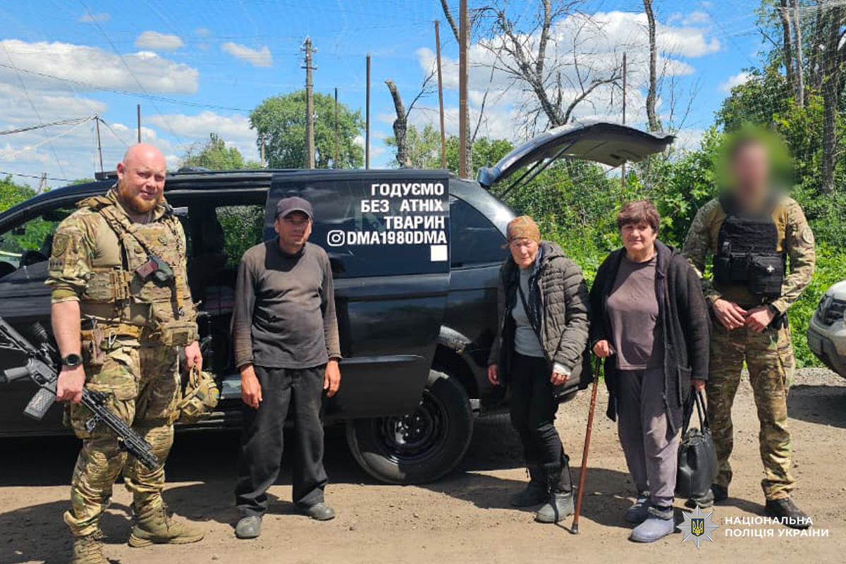 Евакуація під атакою дронів: на Куп’янщині поліцейські спільно з військовими врятували поранену жінку та ще трьох цивільних