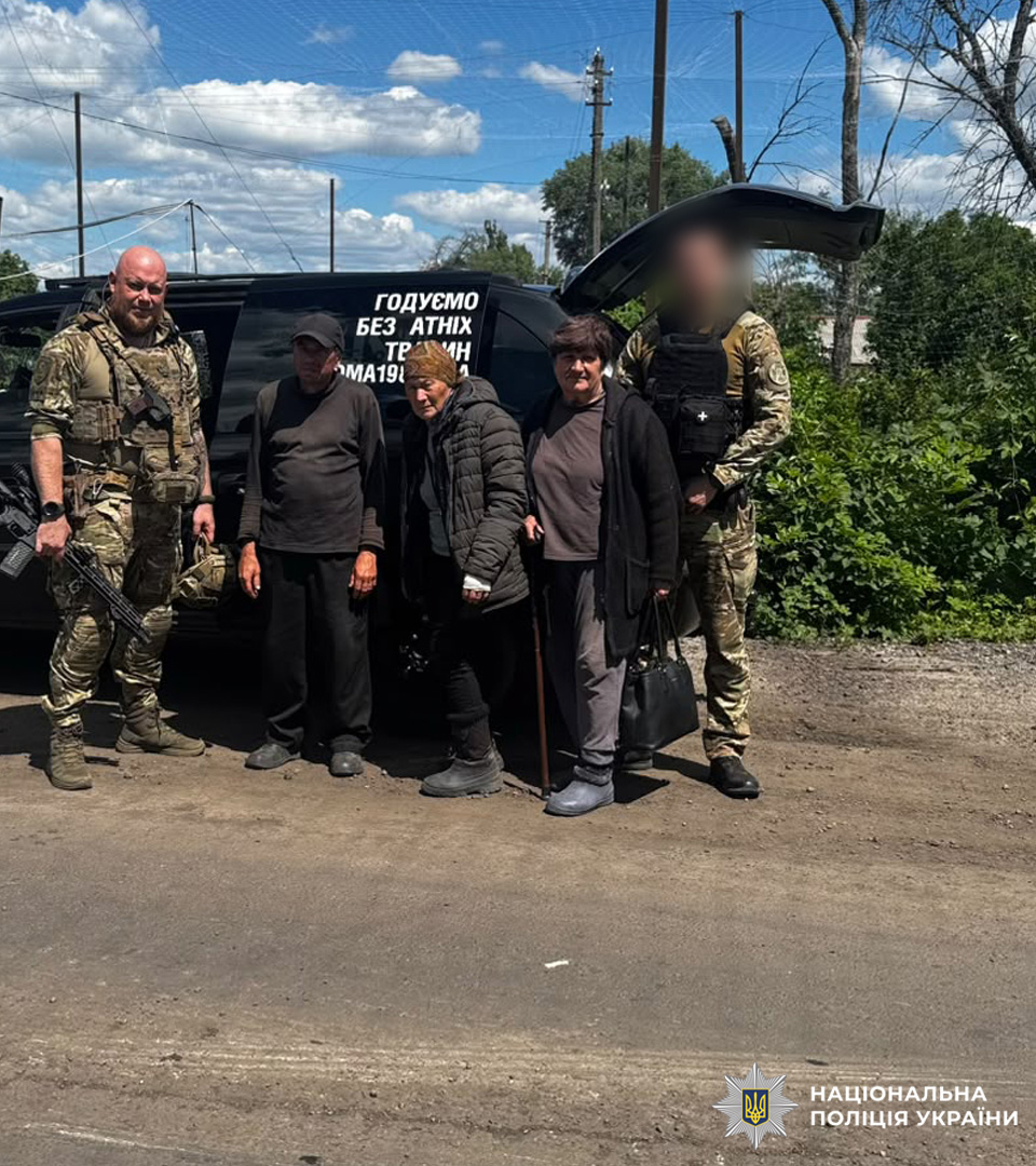 Евакуація під атакою дронів: на Куп’янщині поліцейські спільно з військовими врятували поранену жінку та ще трьох цивільних