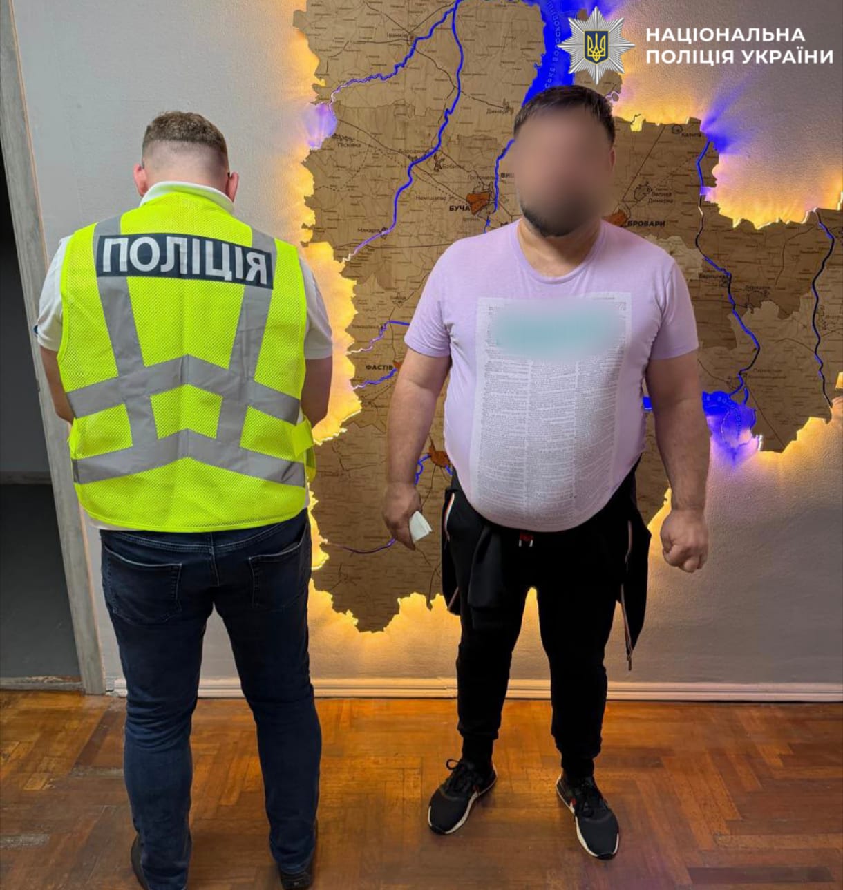 На фотографії зображено зловмисника, причетного до привласнення 2 мільйонів гривень.