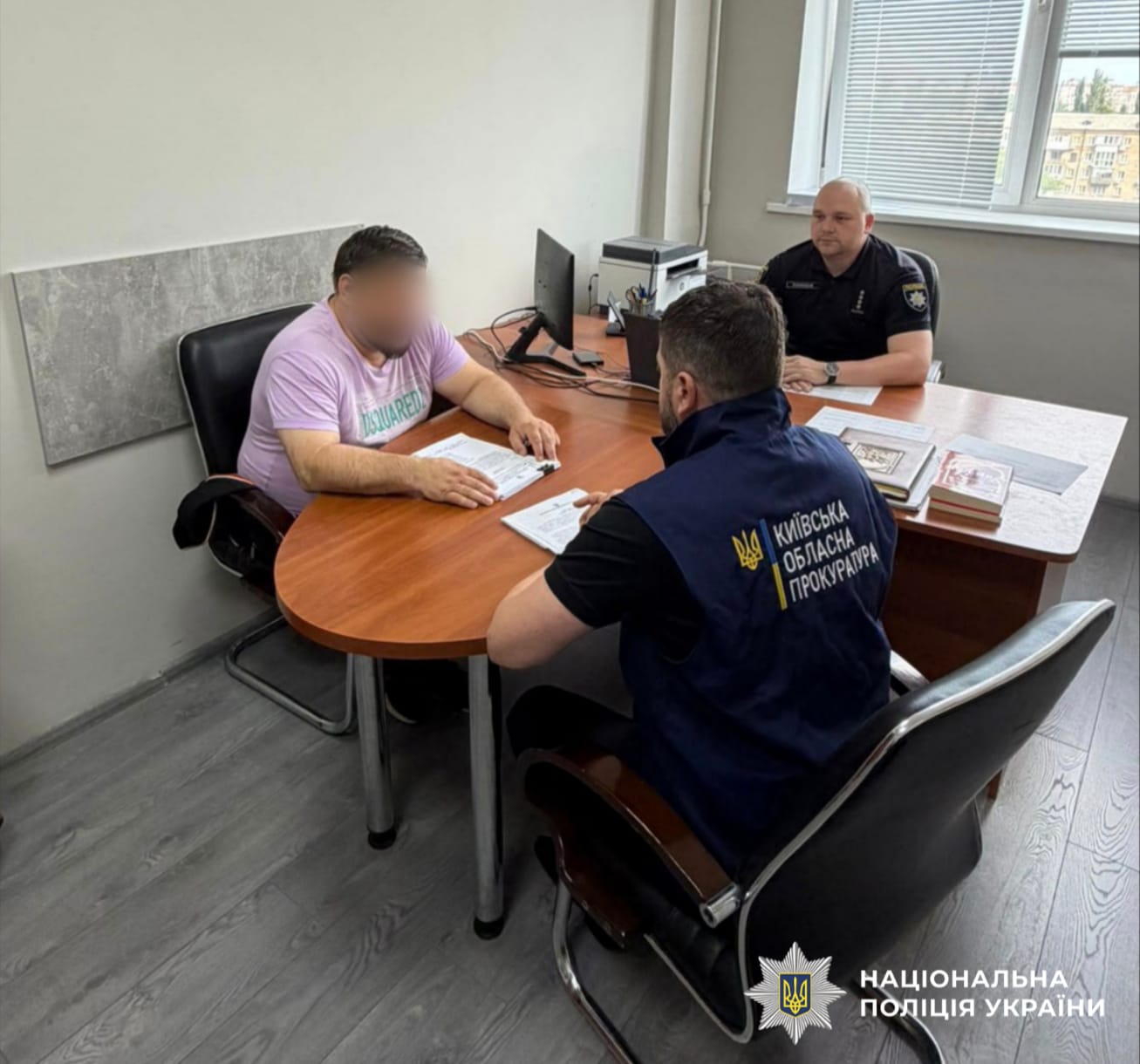 На фотографії зображено зловмисника, причетного до привласнення 2 мільйонів гривень.