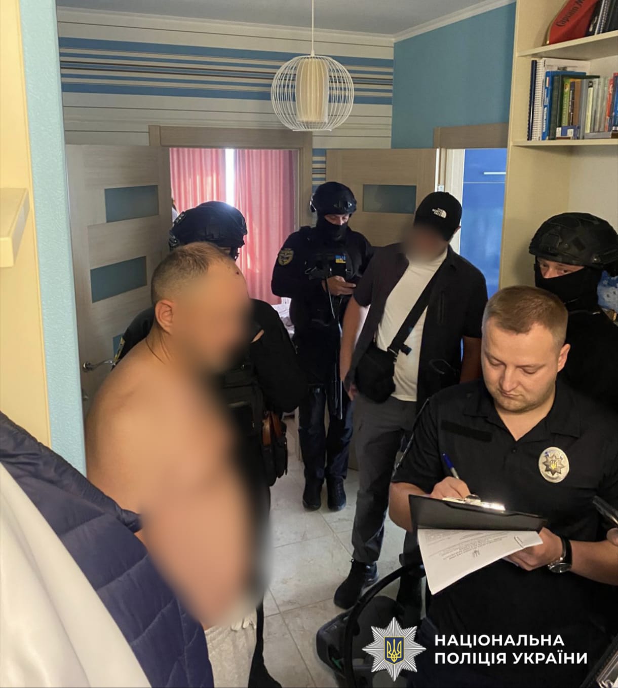 На фотографії зображено зловмисника, причетного до привласнення 2 мільйонів гривень.