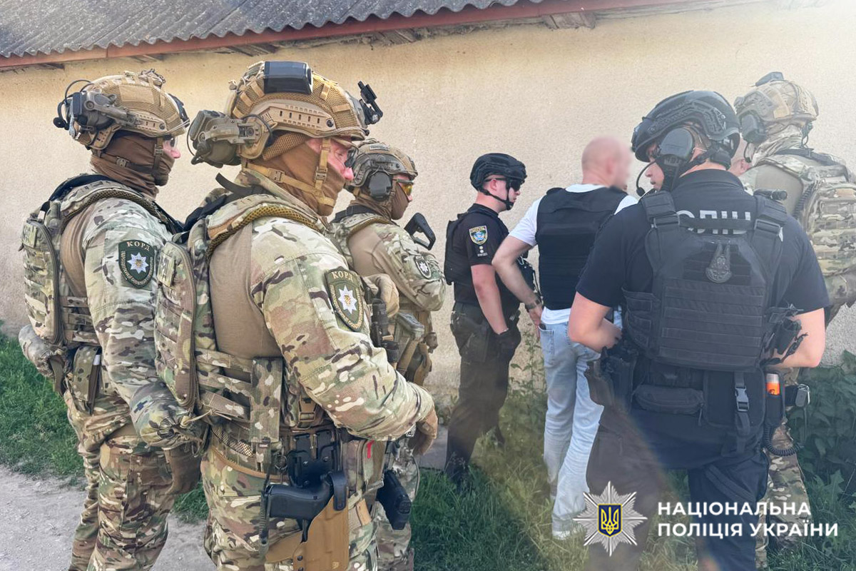 Затримання підозрюваного поліцейськими спецпризначенцями