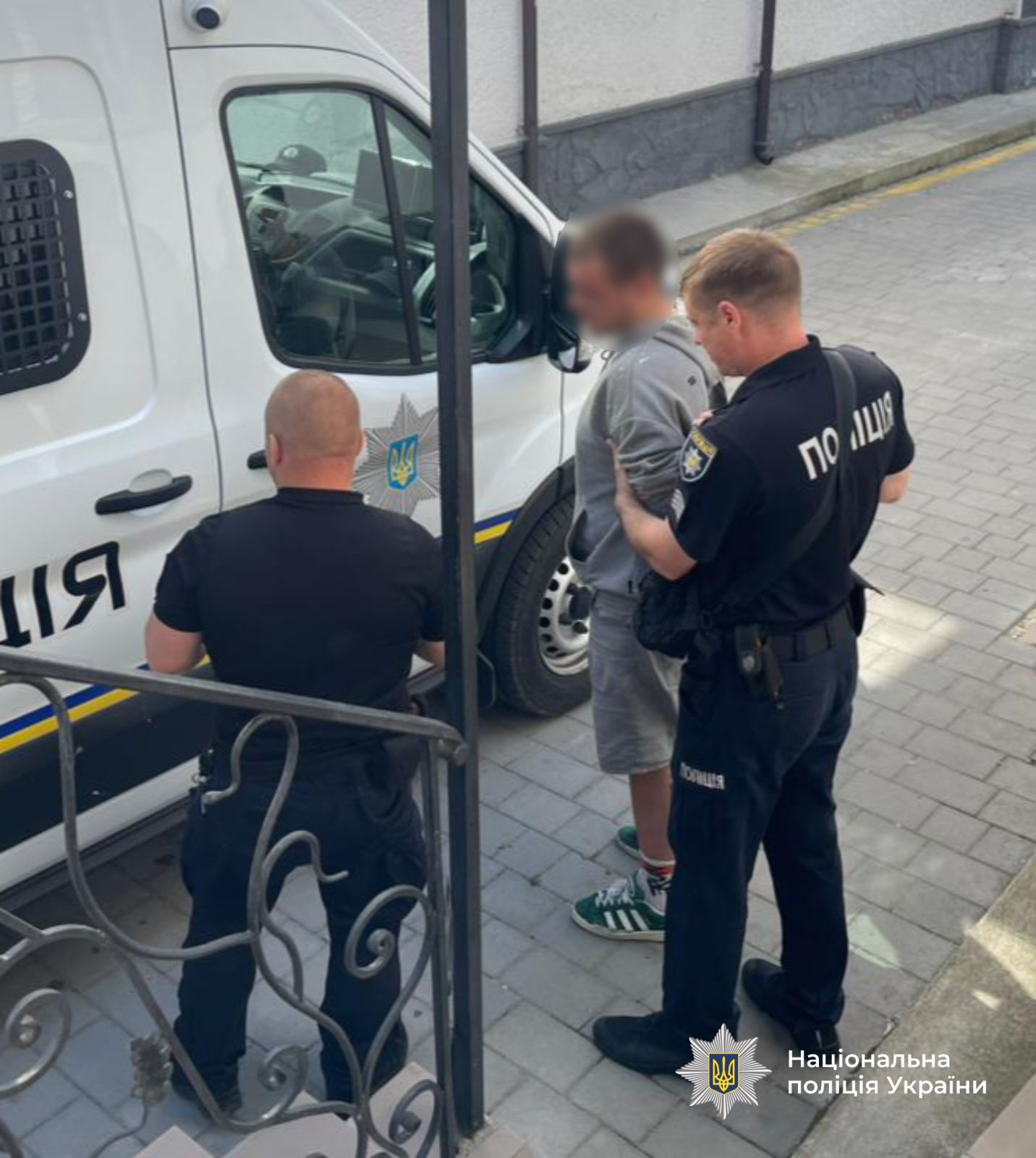 За лічені години поліцейські затримали чоловіка неподалік місця його проживання. Від надання показів фігурант відмовився.