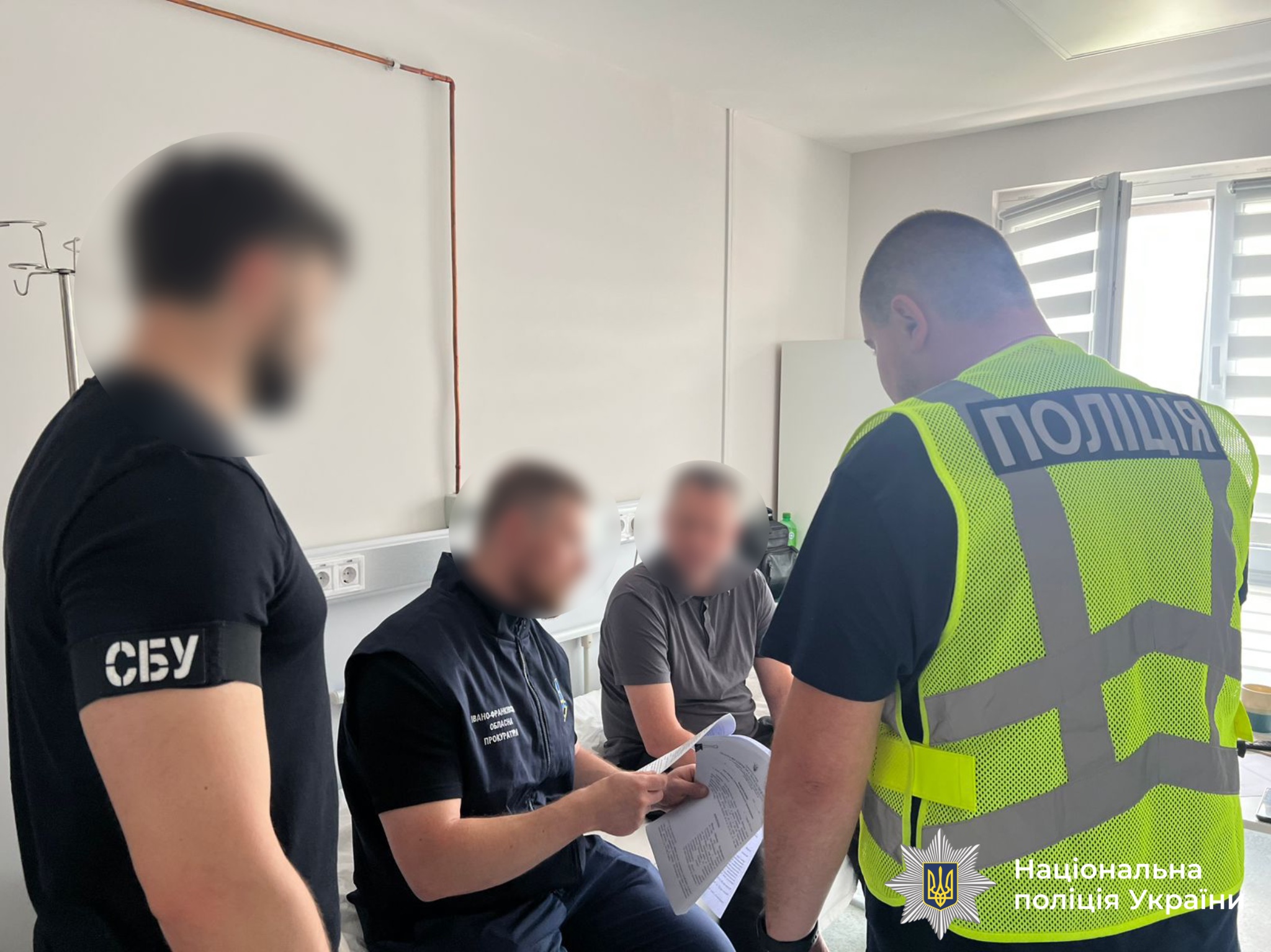 Слідчі встановили, що під час виконання договорів фігурант вносив до офіційної документації завідомо неправдиві відомості щодо вартості використаних матеріалів.