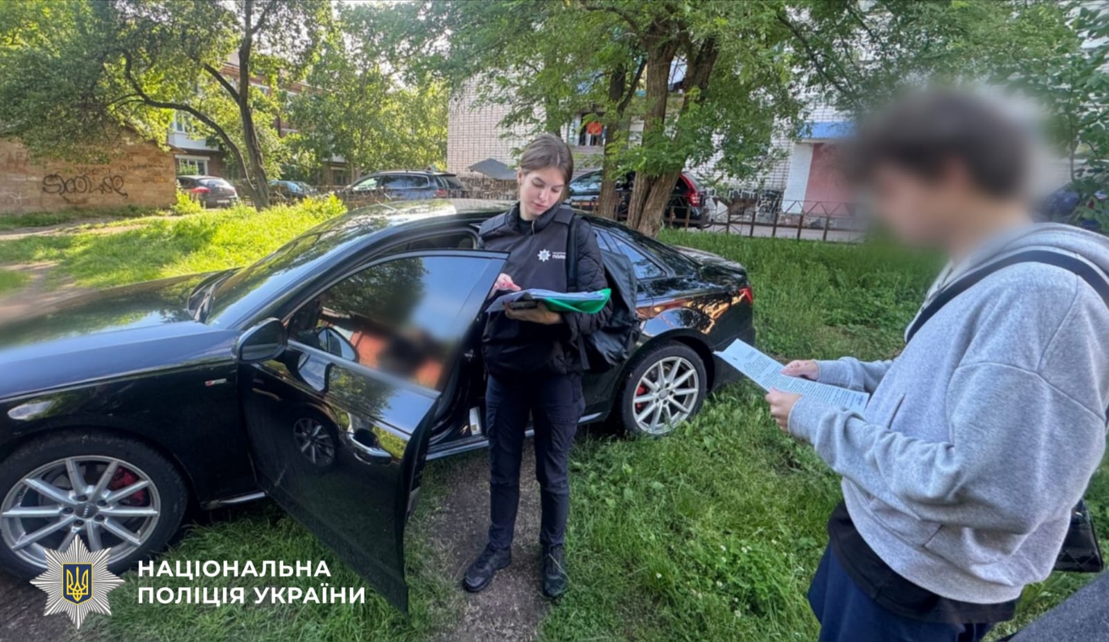 На фото зображена поліцейська із зловмисником