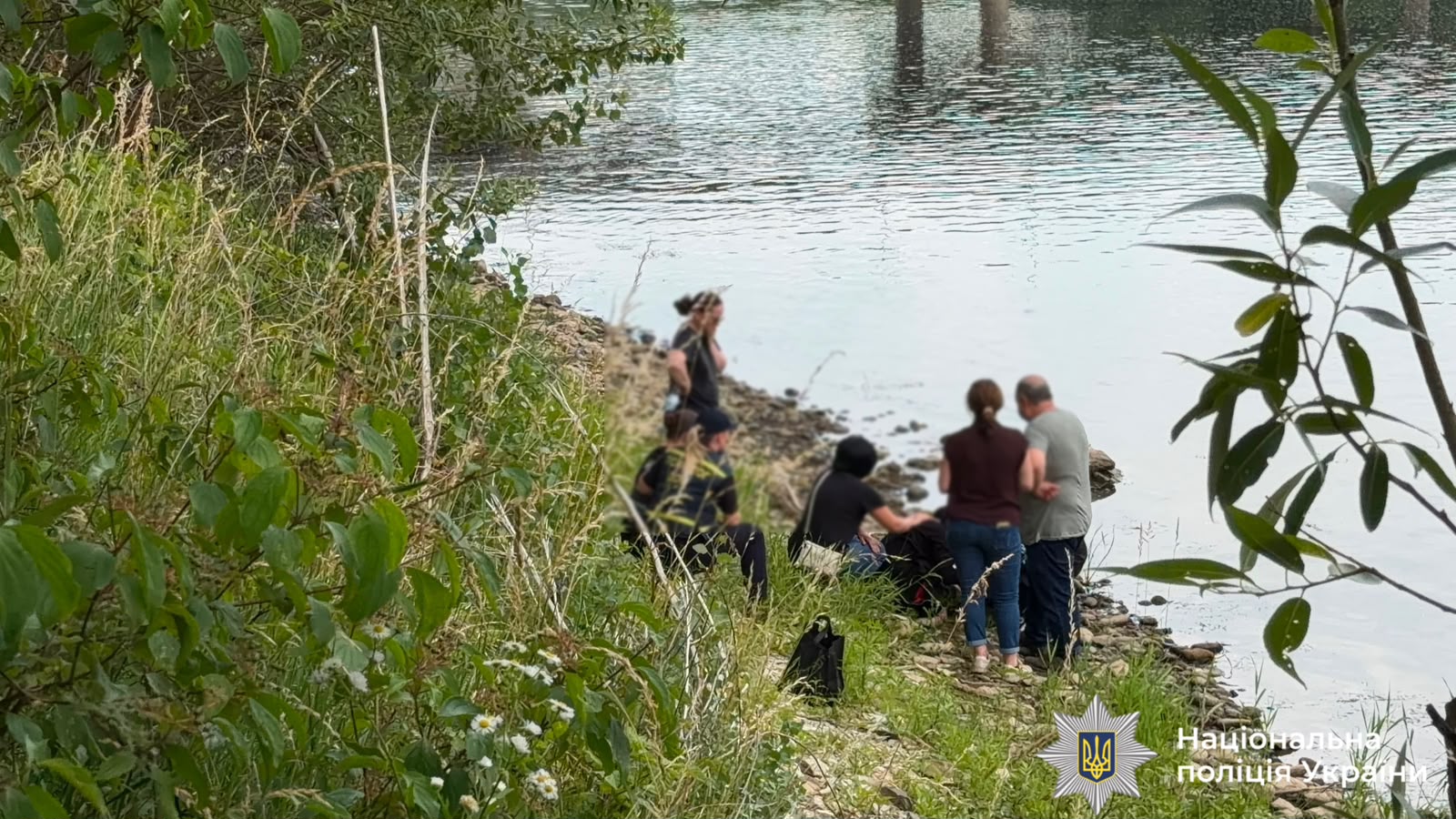 Під час пошукових заходів на березі водойми було виявлено особисті речі дитини, зокрема футболку та спальник. Вже сьогодні о 14:14 тіло хлопця рятувальники розшукали.