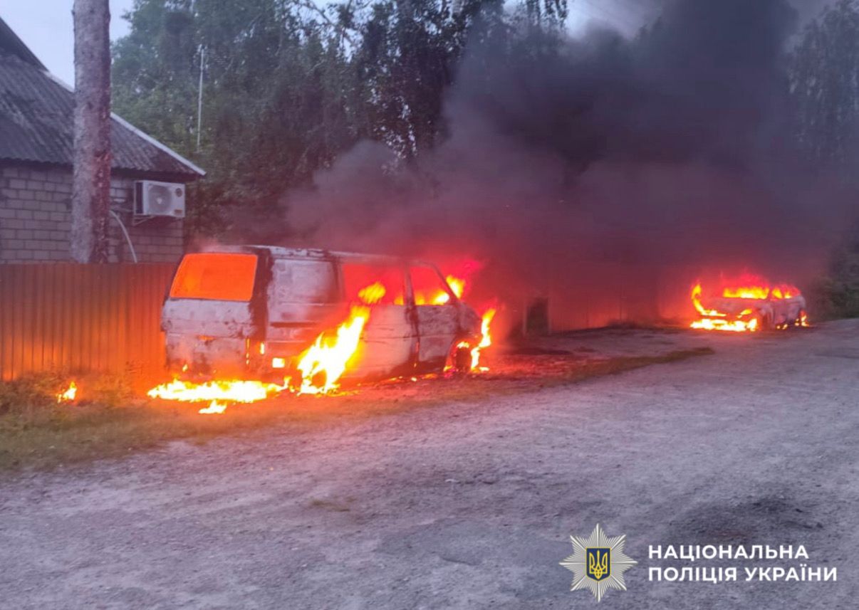 На фото палаючі автівки.