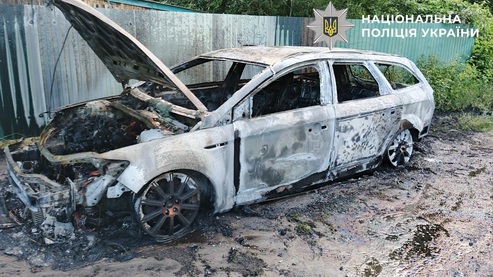 На фото одна із згорівших автівок.
