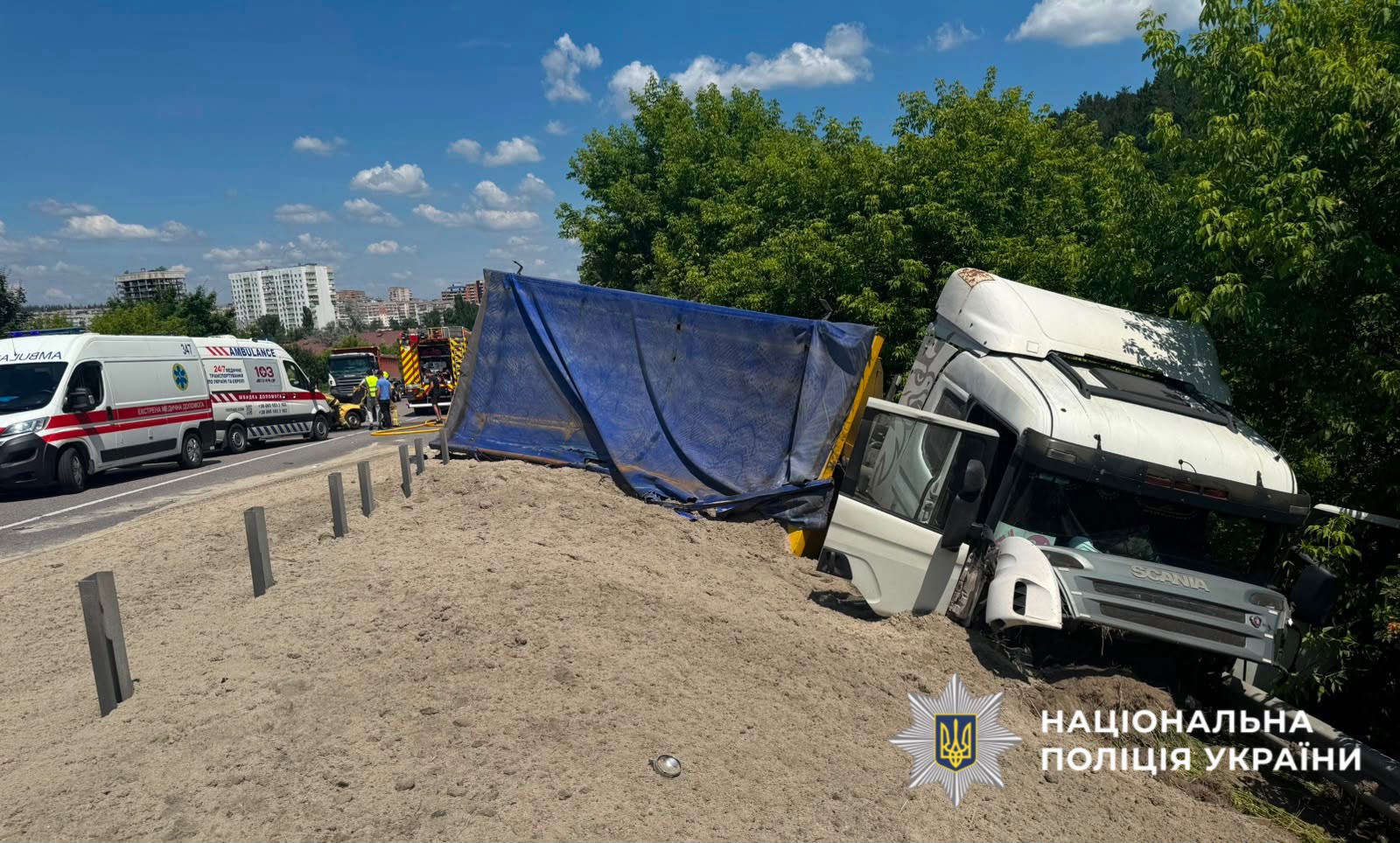 На фото перекинута фура.