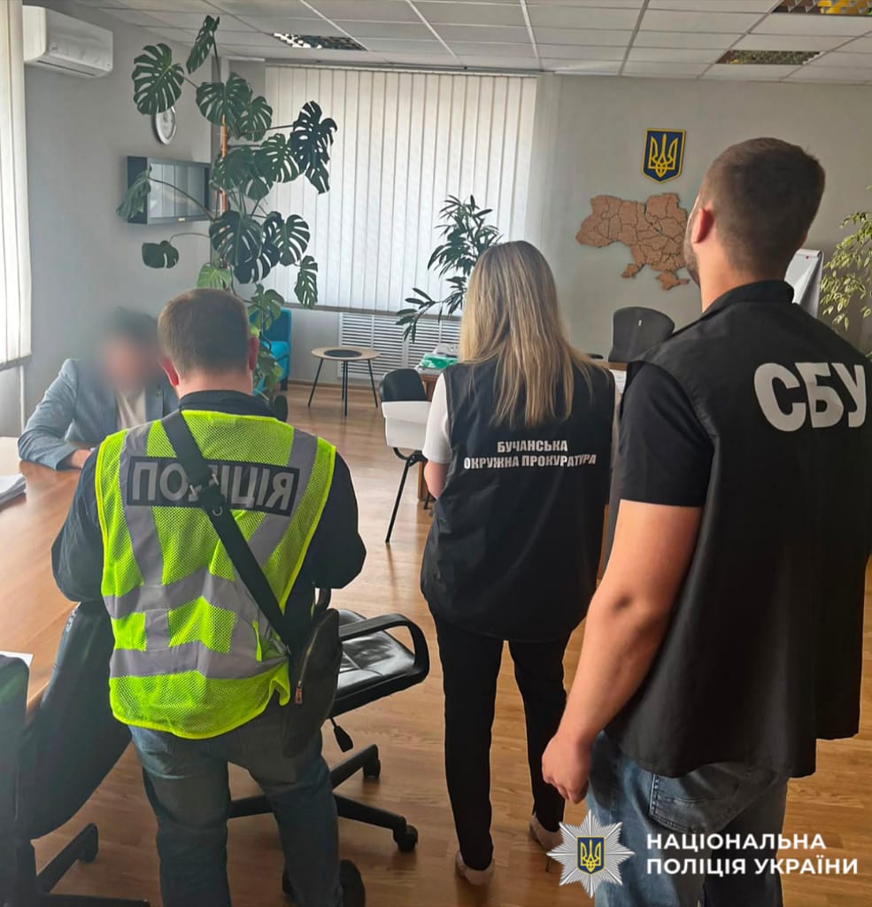 На фотографії зображено зловмисника, якому повідомлено про підозру у розтраті бюджетних коштів під час відновлення житлових будинків.