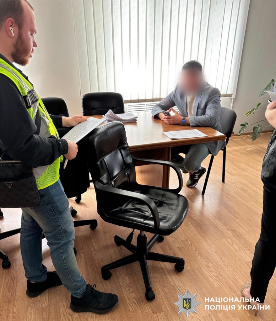 На фотографії зображено зловмисника, якому повідомлено про підозру у розтраті бюджетних коштів під час відновлення житлових будинків.