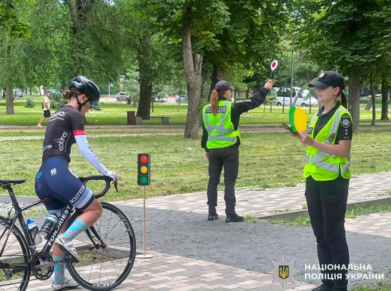 На фото правоохоронці та дитина.