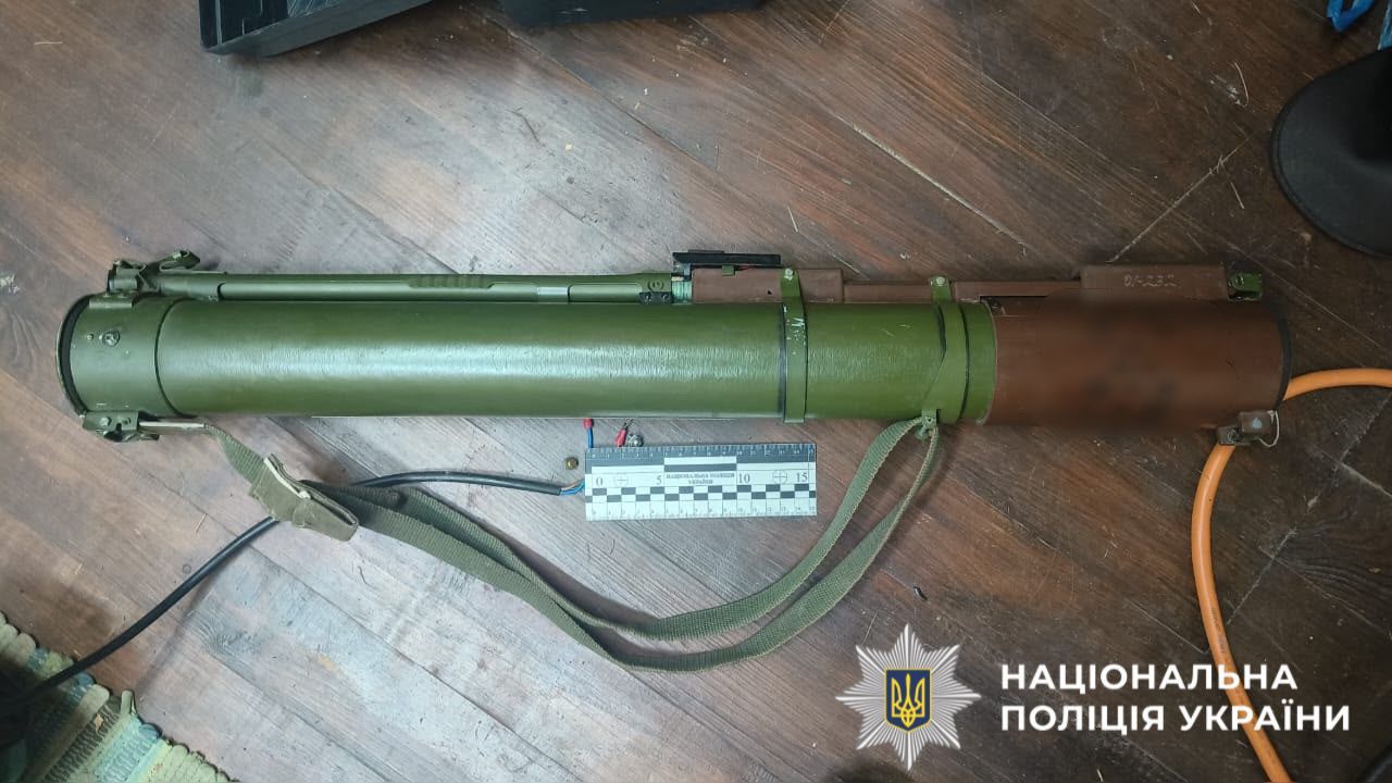 На фотографії зображено виявлену та вилучену протитанкову гранату у фігуранта.