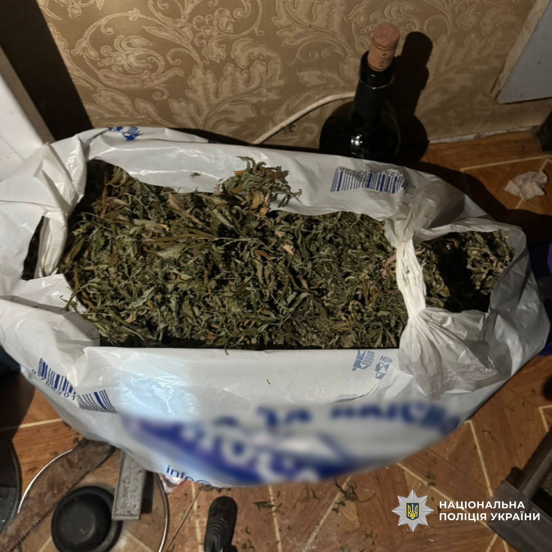 Поліція Харківщини викрила чоловіка, який налагодив збут наркотиків через поштові відправлення