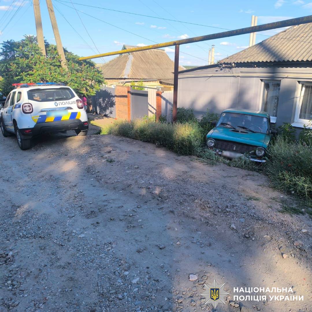 У Берестині поліцейські притягнули до відповідальності нетверезого водія, який в’їхав у житловий будинок