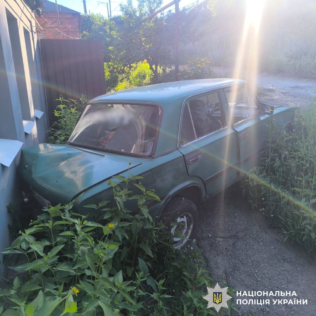 У Берестині поліцейські притягнули до відповідальності нетверезого водія, який в’їхав у житловий будинок