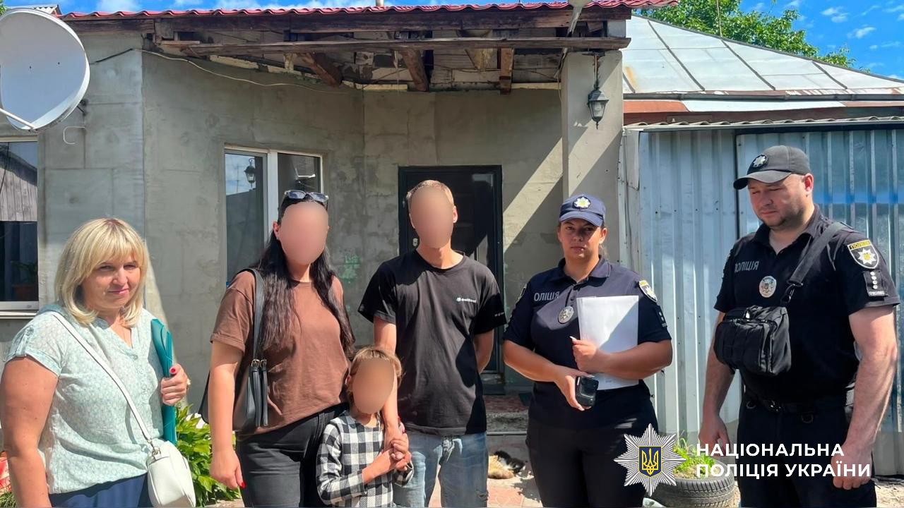 На фотографії зображено поліцейських, які відвідали родини, які перебувають у складних життєвих обставинах.