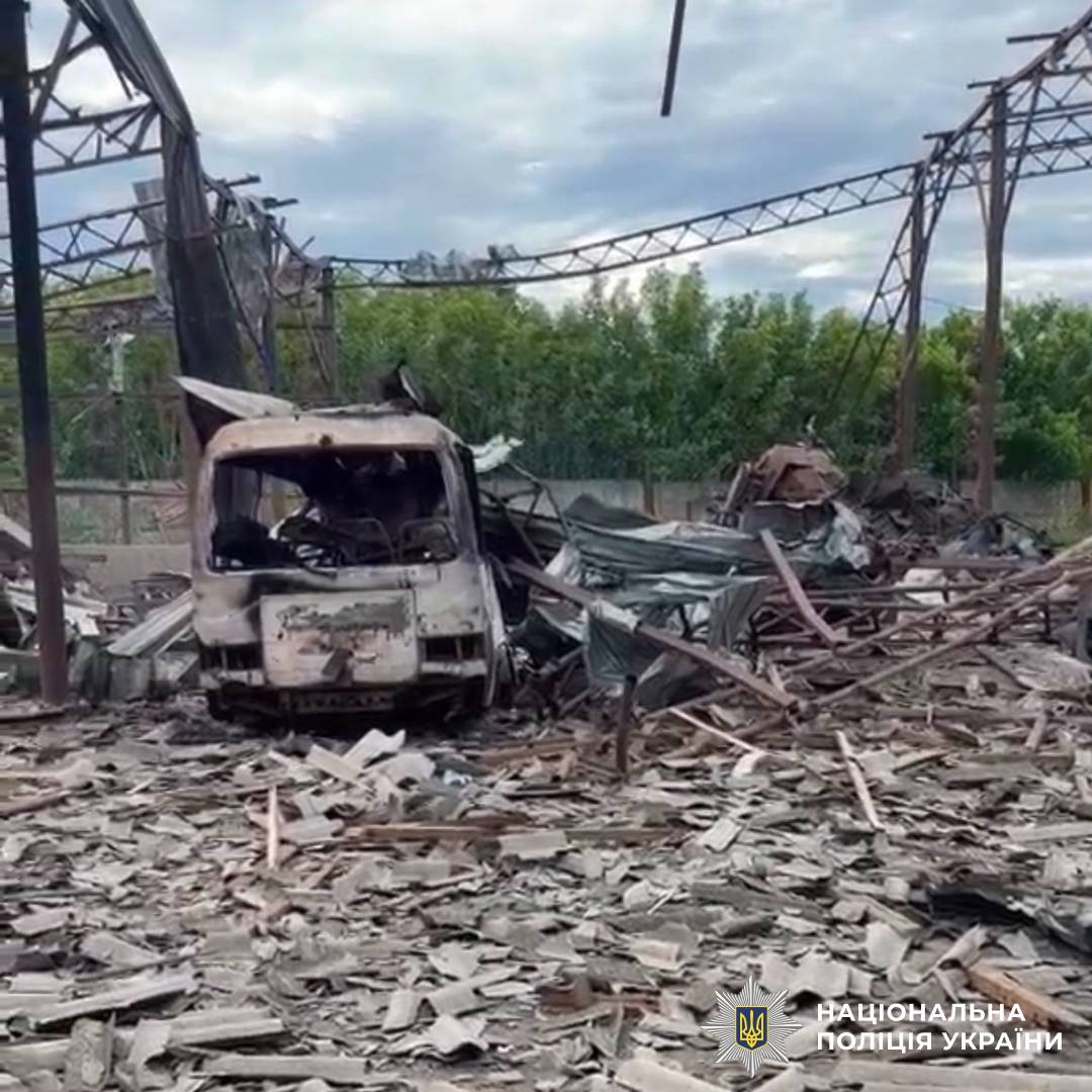 На фото зображені наслідки ворожого обстрілу