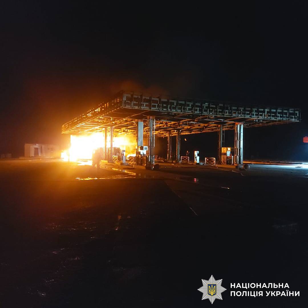 На фото зображені наслідки ворожого обстрілу