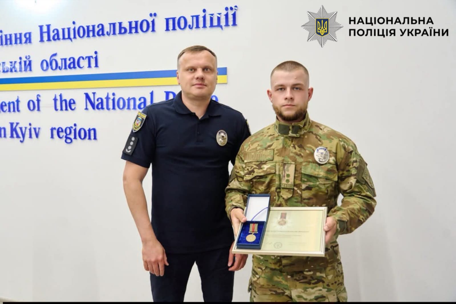 На фотографії зображено відзначення кращих поліцейських столичного регіону з нагоди Дня Конституції України.