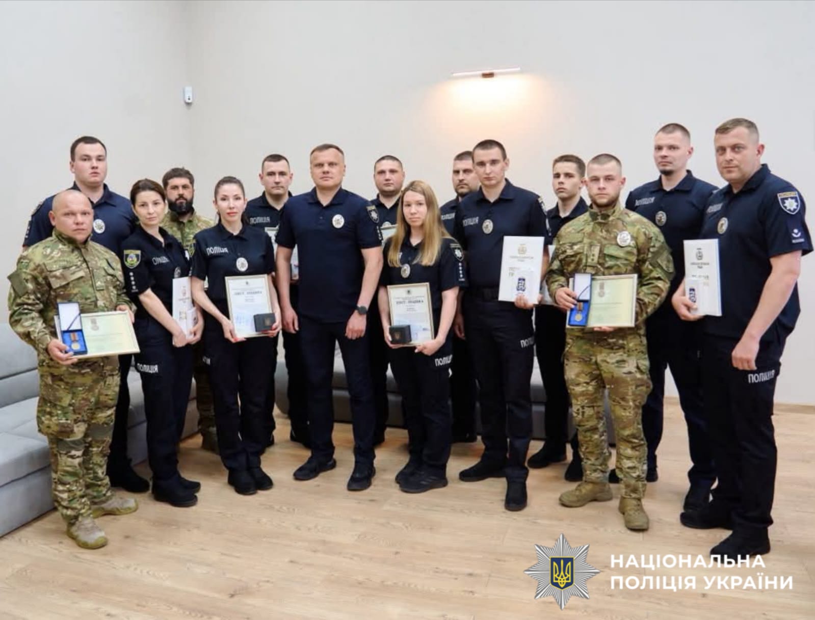 На фотографії зображено відзначення кращих поліцейських столичного регіону з нагоди Дня Конституції України.