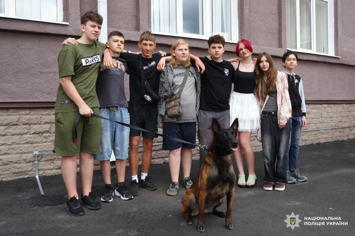 кінологи поліції Харківщини провели показовий виступ для школярів