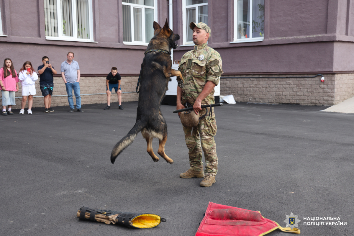 кінологи поліції Харківщини провели показовий виступ для школярів