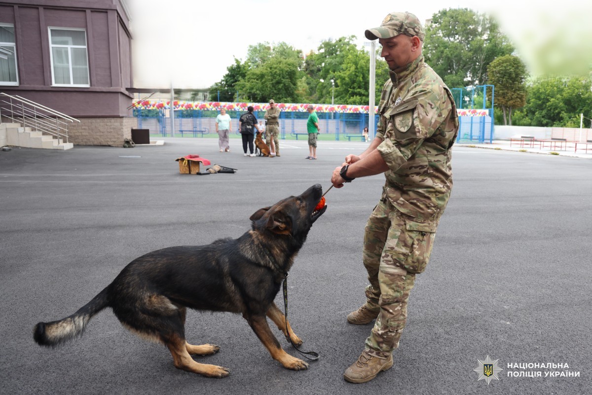 кінологи поліції Харківщини провели показовий виступ для школярів