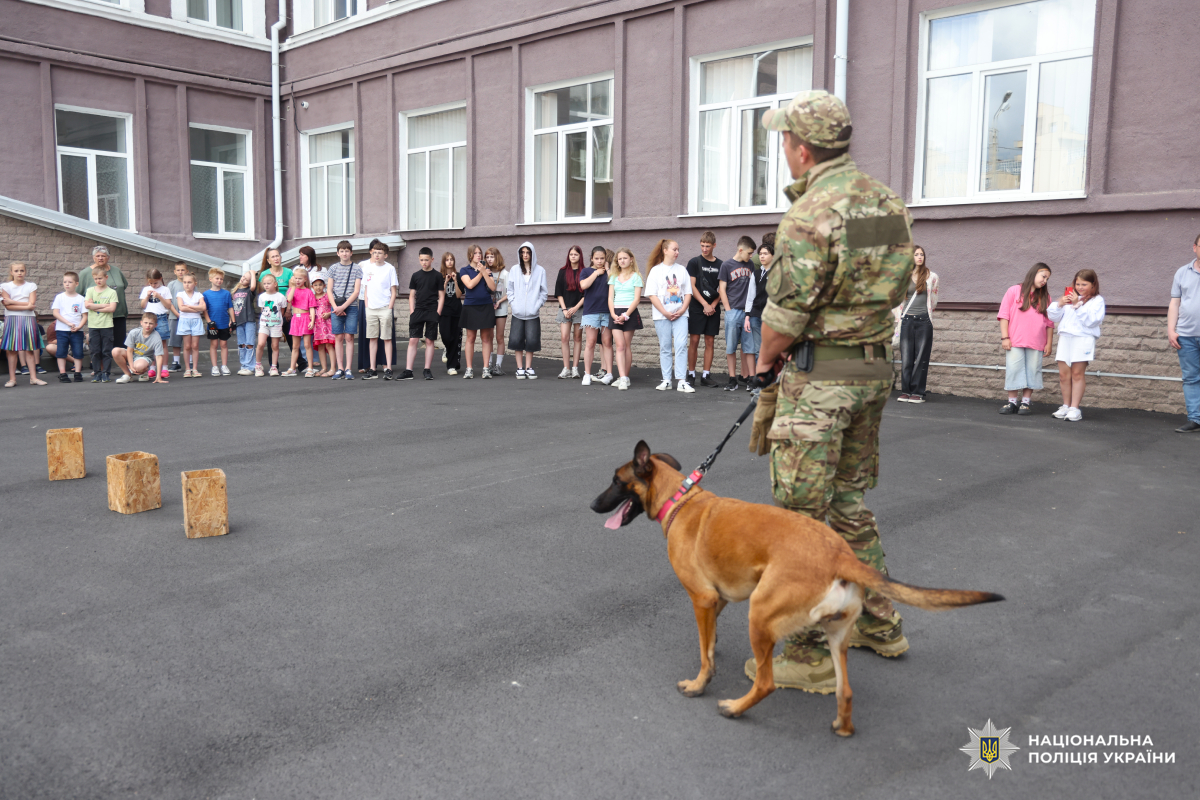 кінологи поліції Харківщини провели показовий виступ для школярів