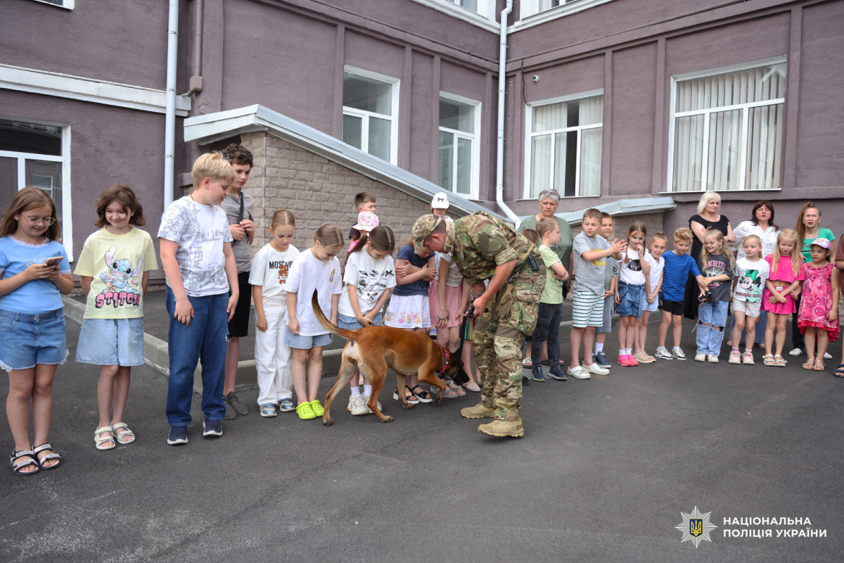 кінологи поліції Харківщини провели показовий виступ для школярів