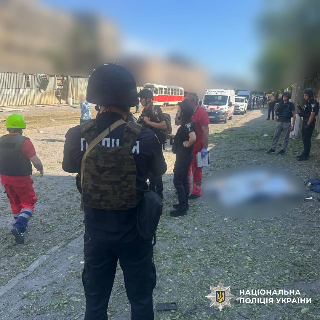 поліція працює на місці ворожого обстрілу у місті Харків