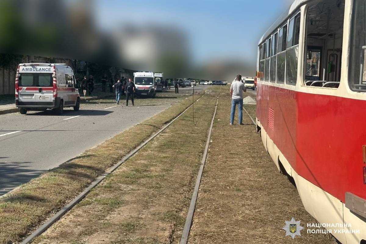 поліція працює на місці ворожого обстрілу у місті Харків
