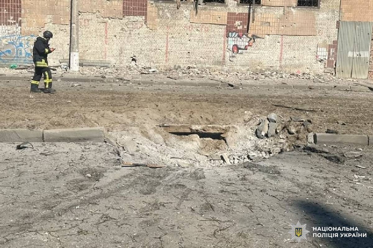 поліція працює на місці ворожого обстрілу у місті Харків