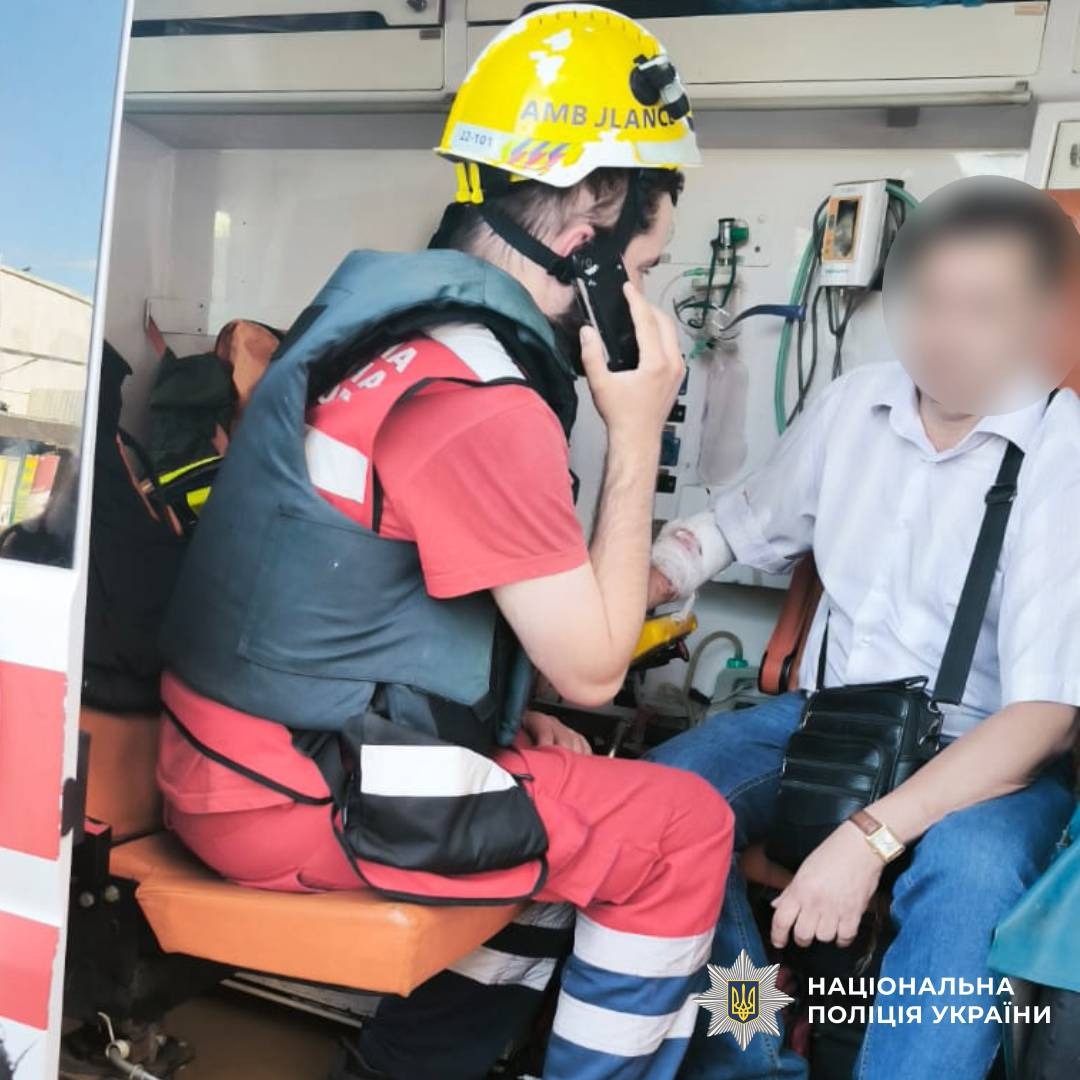 поліція працює на місці ворожого обстрілу у місті Харків