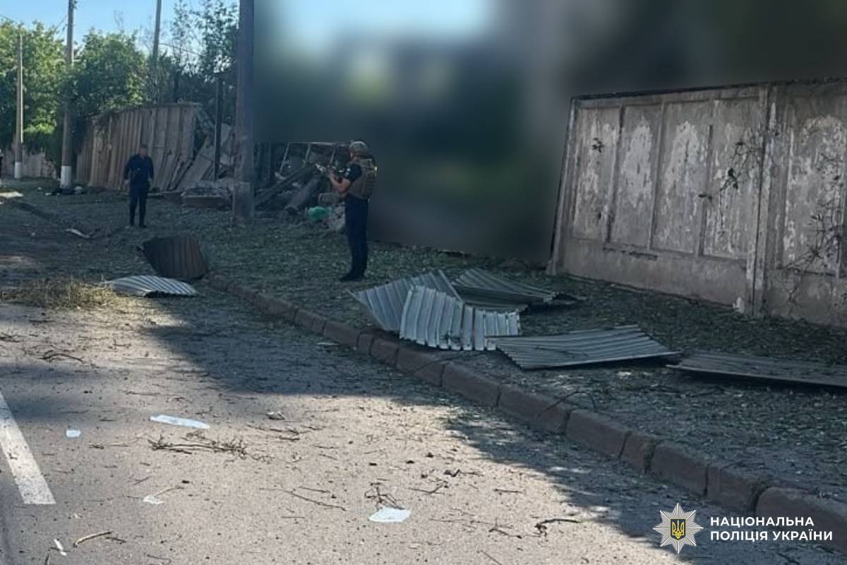 поліція працює на місці ворожого обстрілу у місті Харків