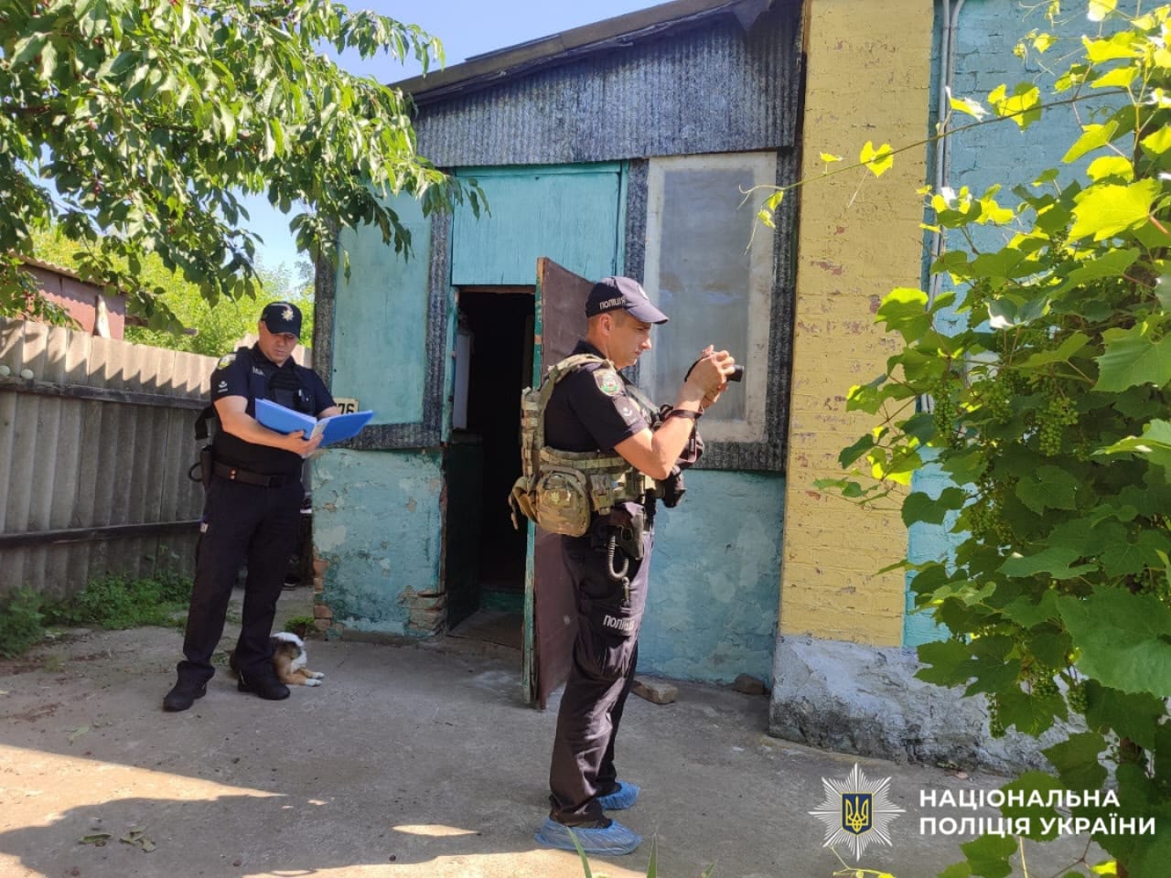 На фото зображені поліцейські на місці події