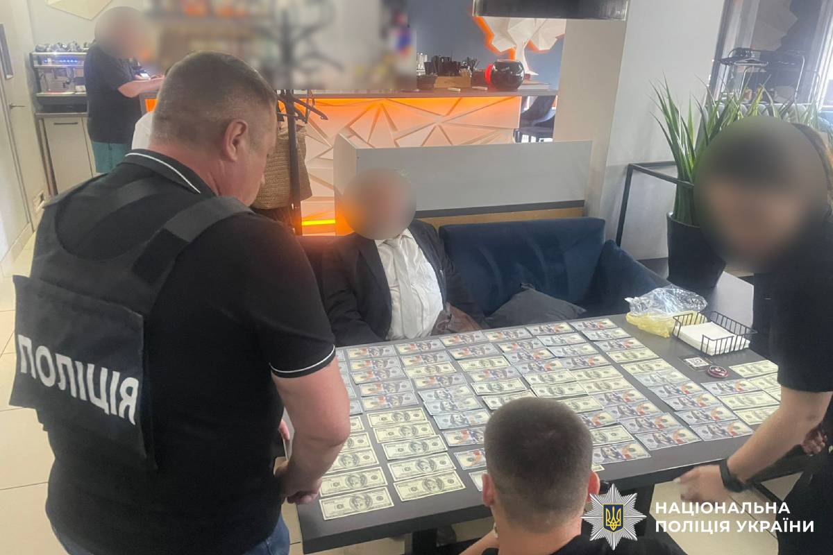 За 7700 доларів обіцяв організувати виїзд за кордон: на Харківщині поліцейські викрили зловмисника