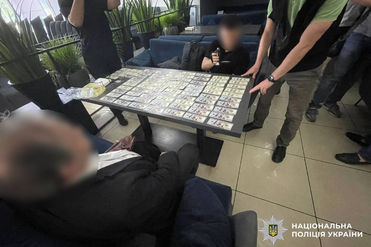 За 7700 доларів обіцяв організувати виїзд за кордон: на Харківщині поліцейські викрили зловмисника