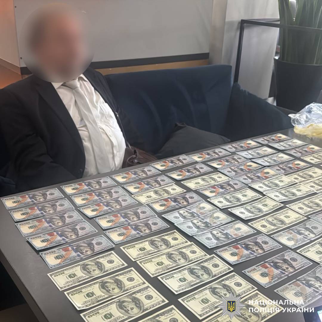 За 7700 доларів обіцяв організувати виїзд за кордон: на Харківщині поліцейські викрили зловмисника