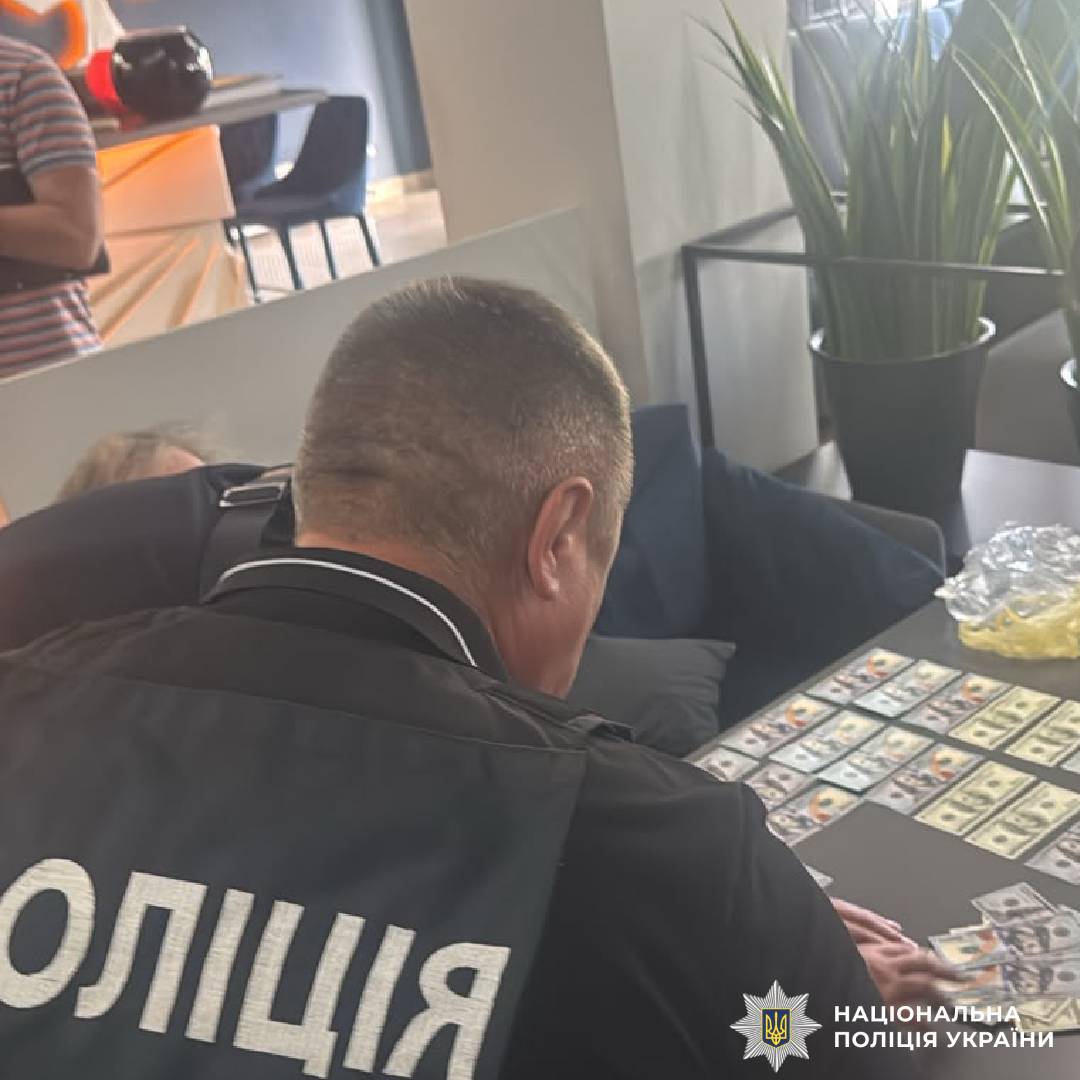 За 7700 доларів обіцяв організувати виїзд за кордон: на Харківщині поліцейські викрили зловмисника