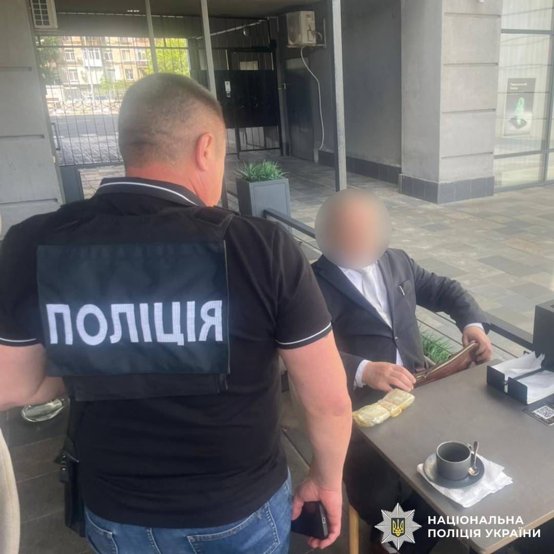 За 7700 доларів обіцяв організувати виїзд за кордон: на Харківщині поліцейські викрили зловмисника