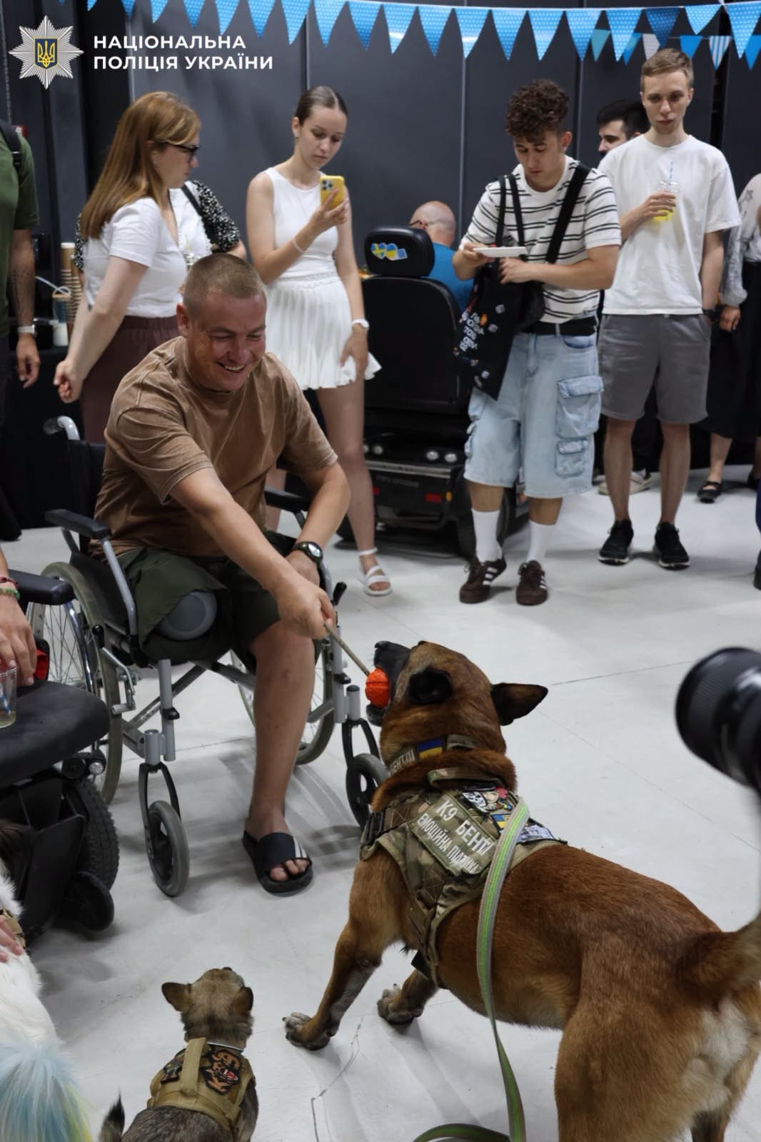 На фотографії зображено захід відкриття у Львові проєкту Unbroken Animals, у якому взяли участь поліцейські-кінологи Київщини.