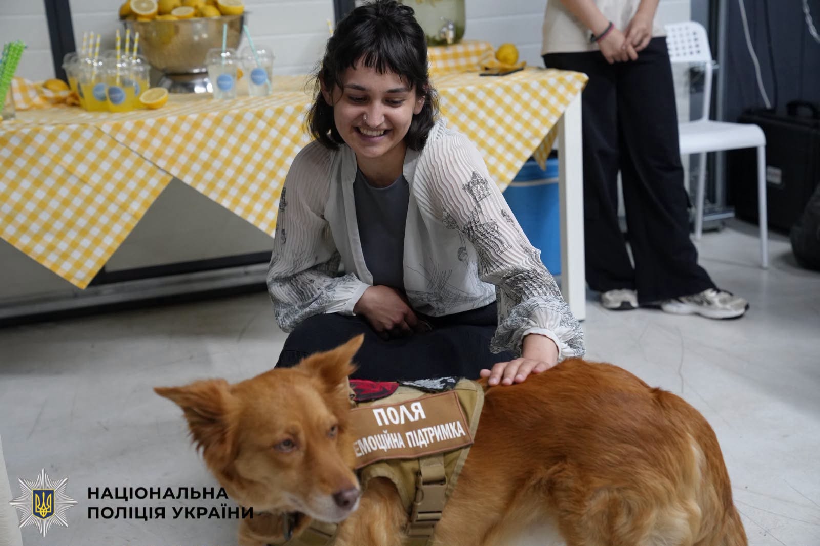 На фотографії зображено захід відкриття у Львові проєкту Unbroken Animals, у якому взяли участь поліцейські-кінологи Київщини.