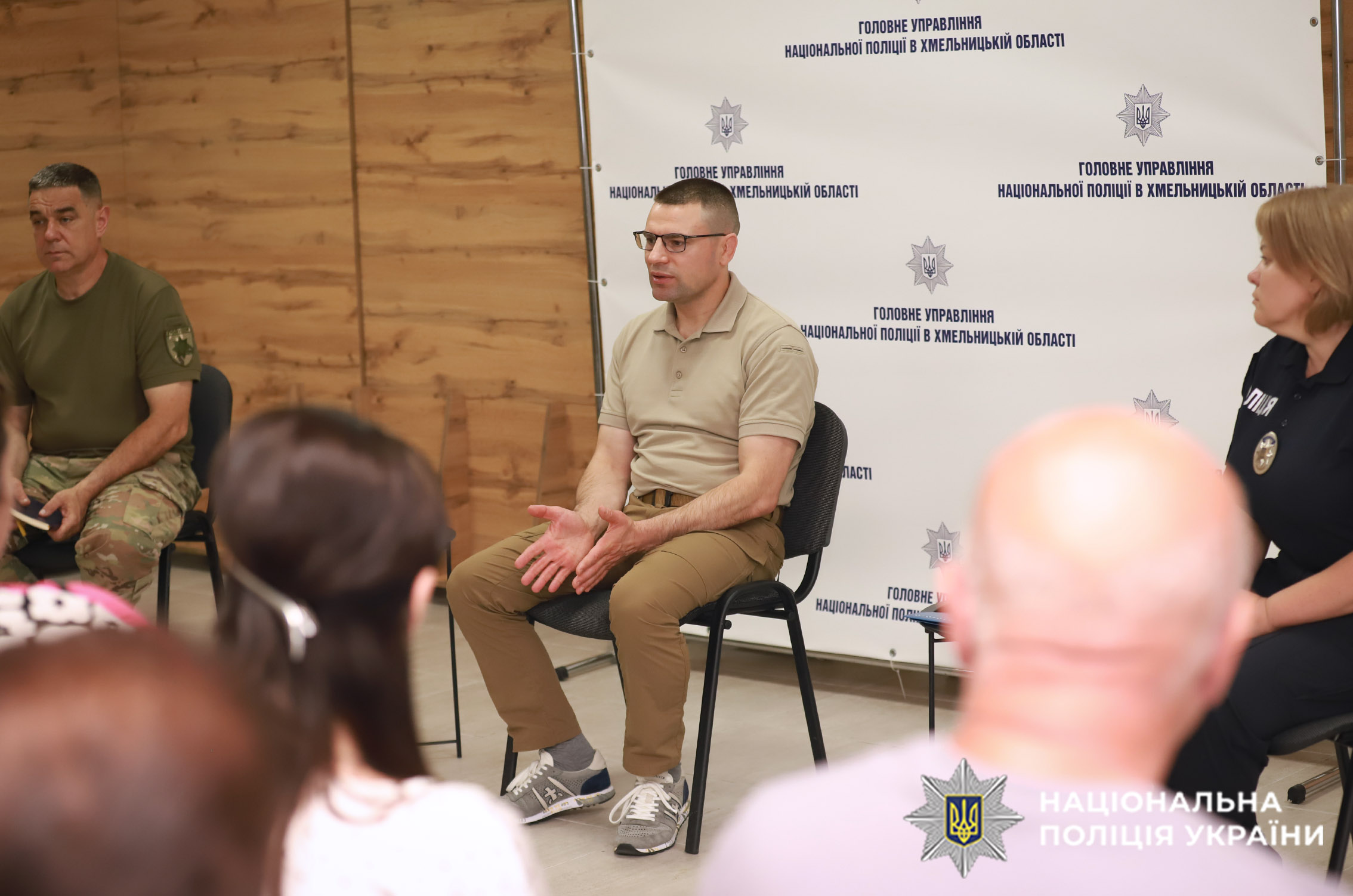 Начальник поліції Хмельниччини Іван Іщенко виступає перед родинами загиблих