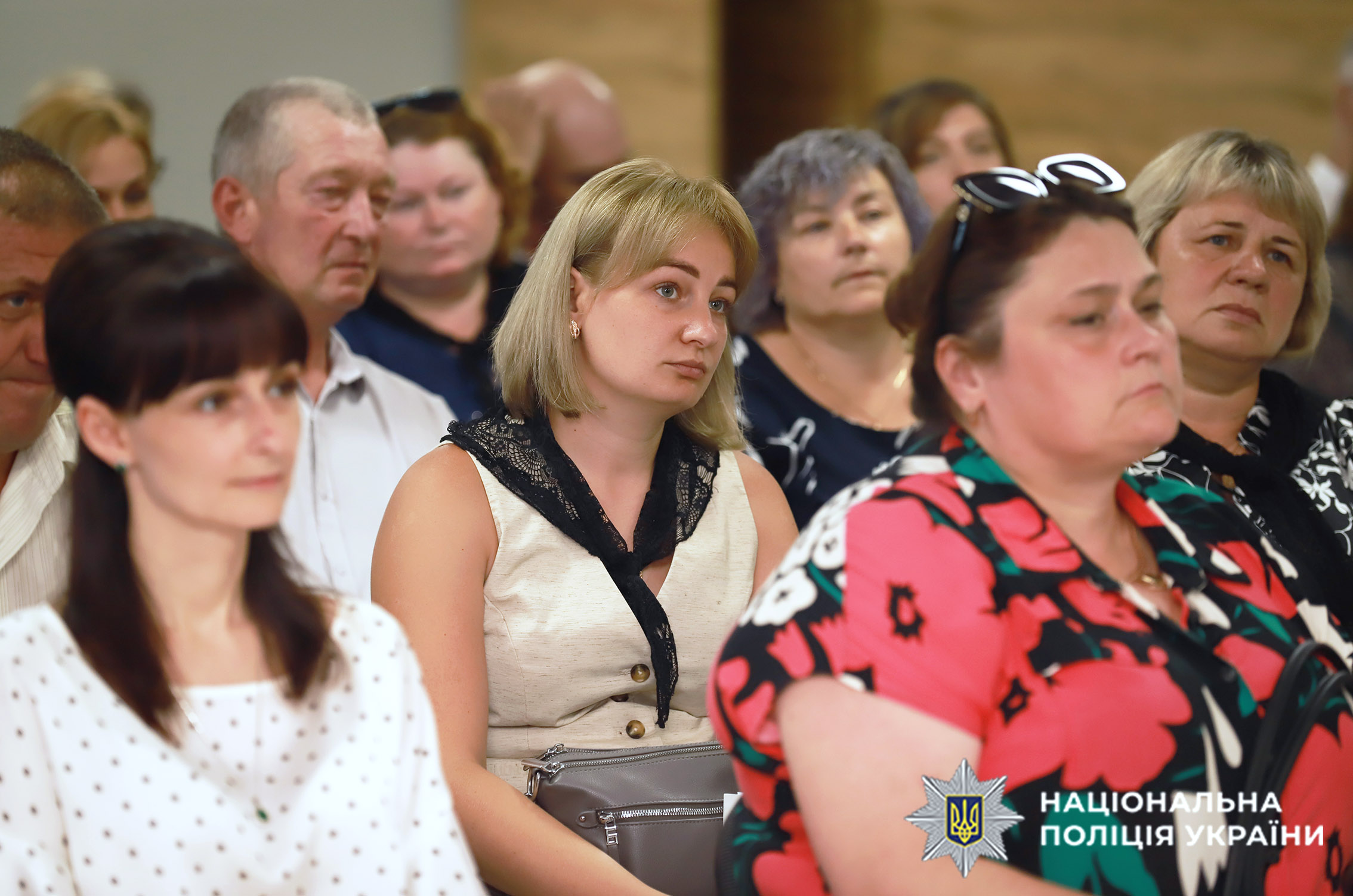 Родини загиблих поліцейських слухають виступ начальника ГУНП