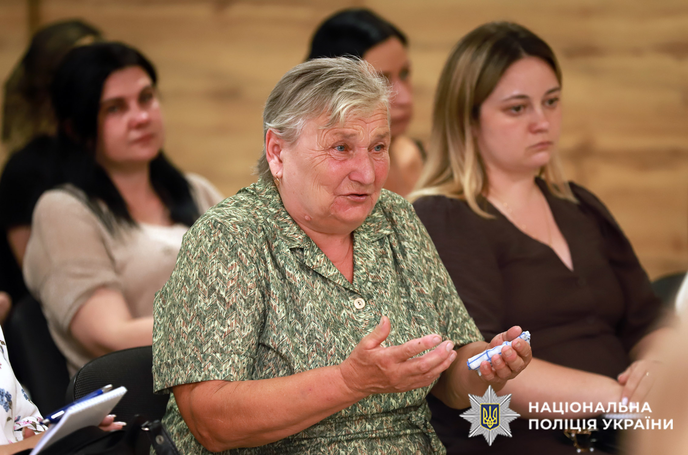 Емоційне спілкування матері загиблого поліцейського з керівництвом поліції Хмельниччини