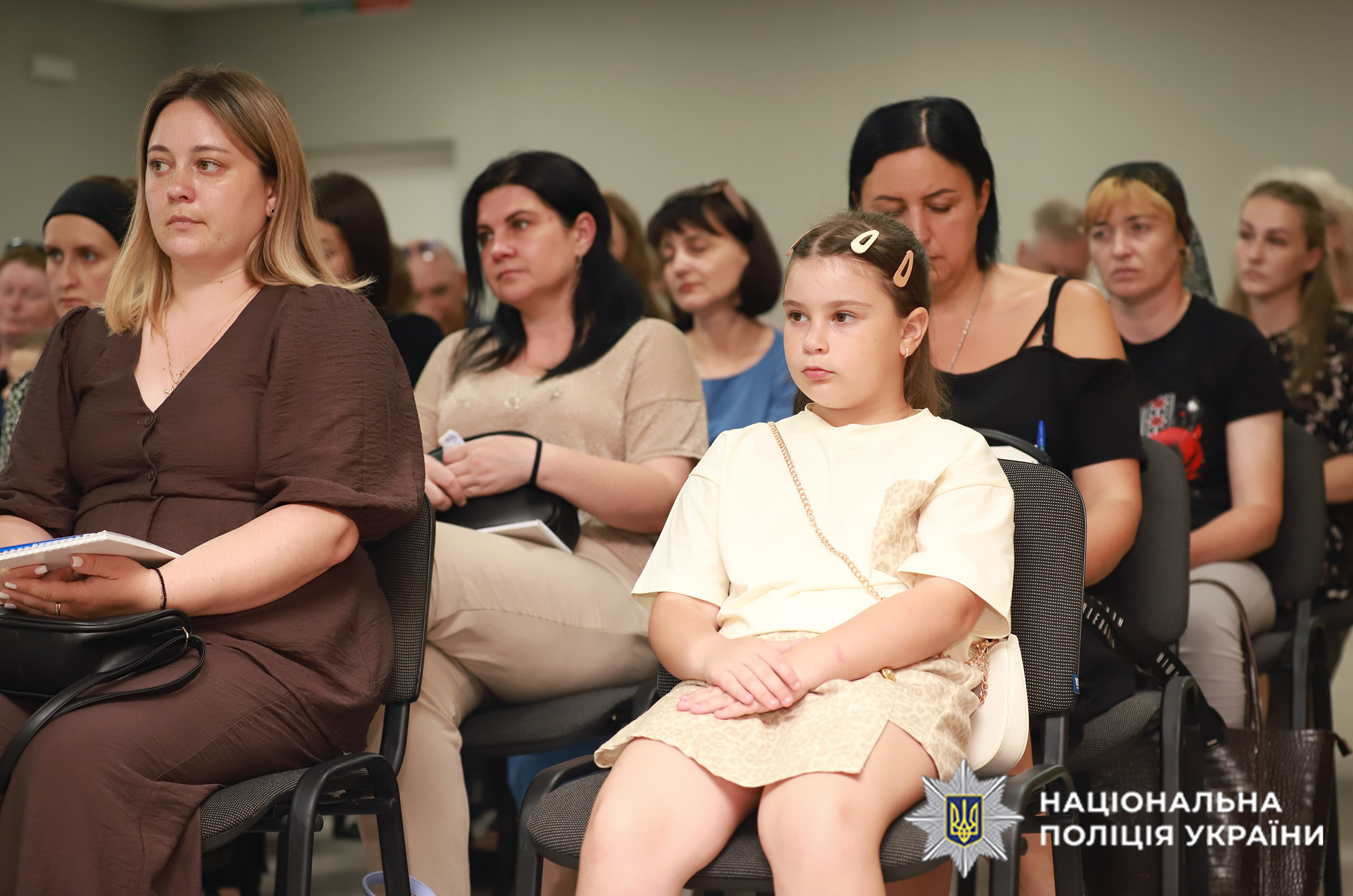 Родини загиблих поліцейських слухають виступ начальника ГУНП, у першому ряду — донька загиблого поліцейського