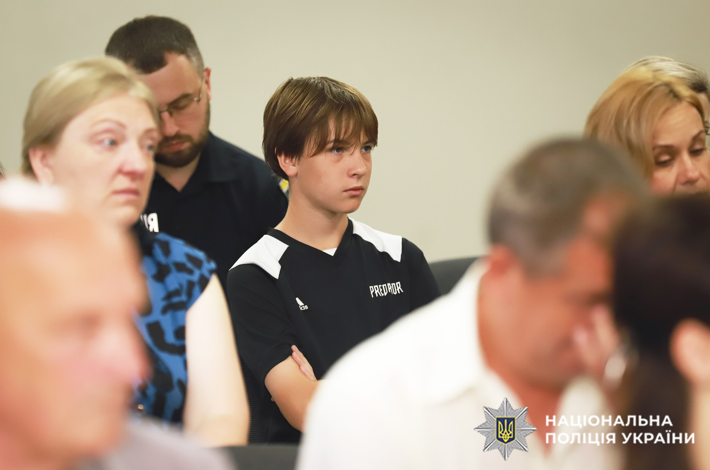 Син загиблого поліцейського слухає звернення начальника ГУНП Івана Іщенка