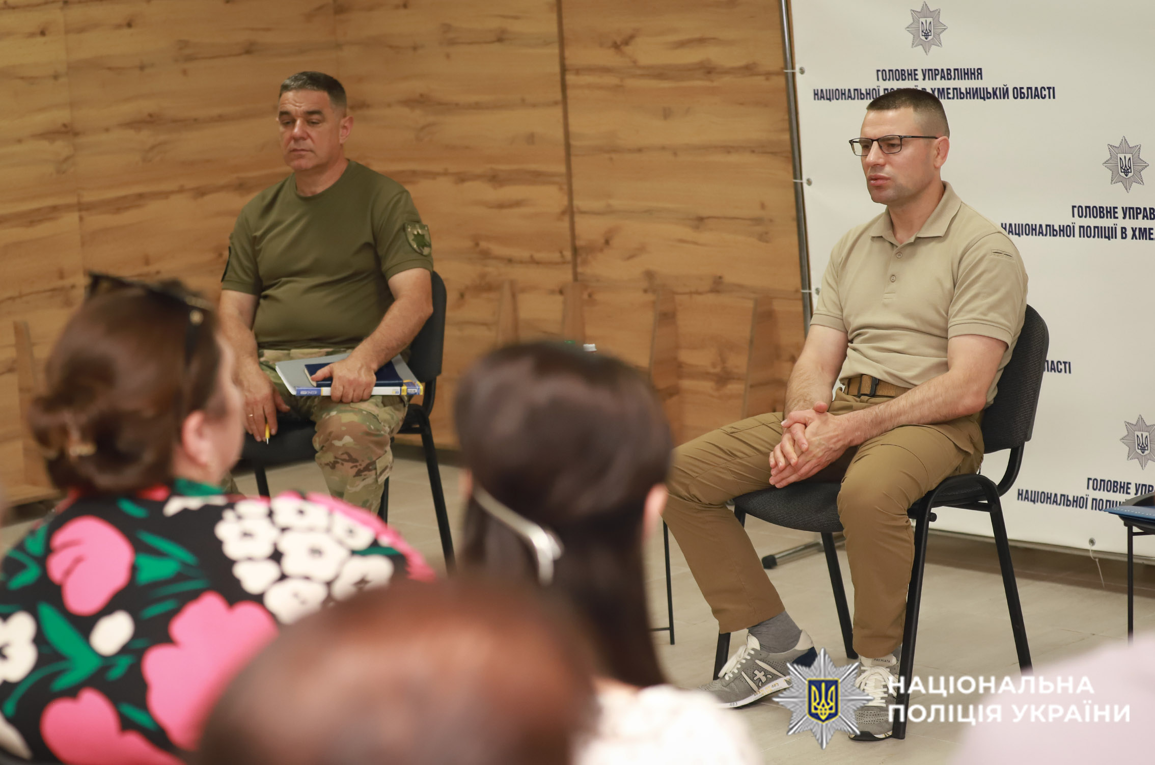 Начальник поліції Хмельниччини Іван Іщенко виступає перед родинами загиблих