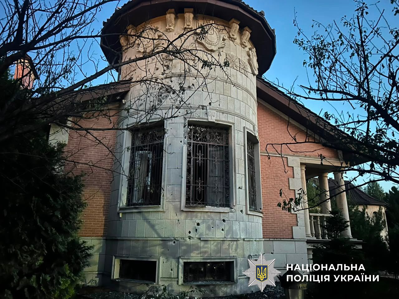На фото зображено наслідки ворожої атаки.